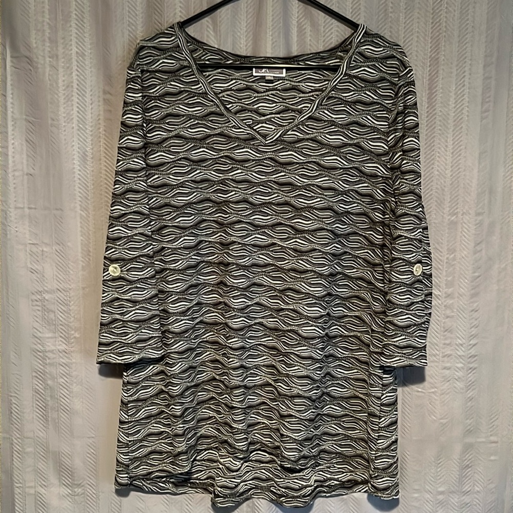 JM Collection Wavy Top